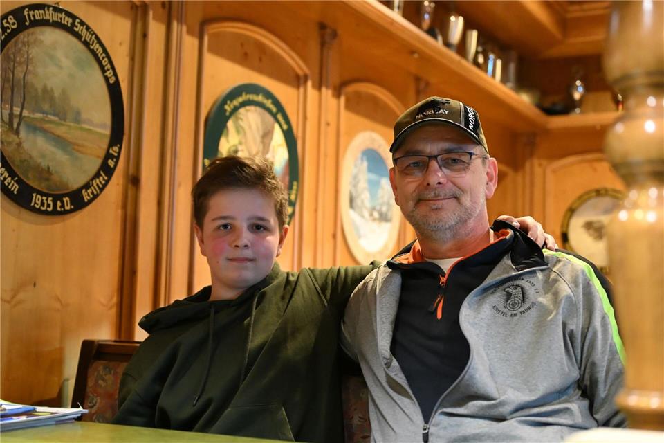 Das jüngste Vereinsmitglied Lukas Mühlhofer (l) sitzt neben einem der ältesten Mitglieder, Mario Hoss.Michael Brandt/dpa