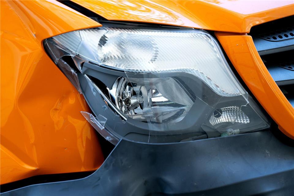 Das kann teuer werden: Auch die Reparatur vergleichsweise harmlos aussehender Schäden am Auto kann viele tausend Euro kosten. Die Allianz will durchsetzen, dass mehr Reparaturen mit gebrauchten Teilen erlaubt werden. (Symbolbild)Sven Hoppe/dpa