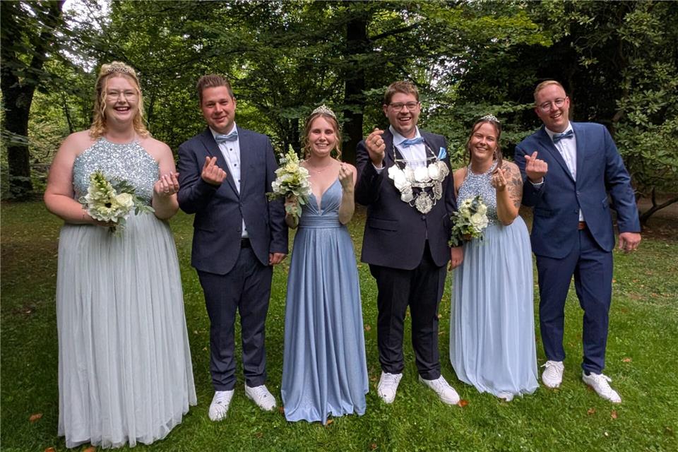 Das kleine Herz ist ihr Erkennungszeichen und das nun auch als Throngemeinschaft in Klein Reken (v.l.): Lena Brand und Niklas Stockhoff, das Königspaar Lina Röschenkemper und Darius Brand sowie Jana Hellenkamp und Niklas Gertz.