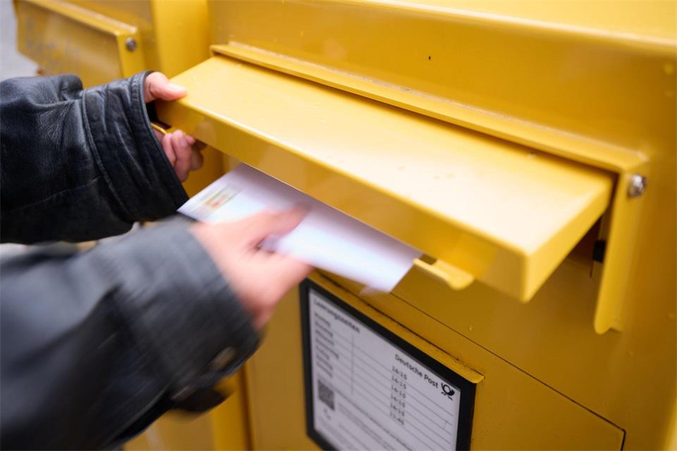 Das kostet bislang 95 Cent: der Versand eines Standardbriefs in Deutschland. Philip Dulian/dpa