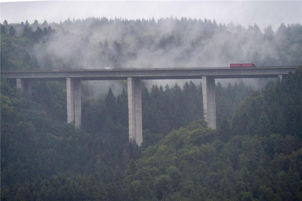Das kühle und nasse Herbstwetter in Hessen setzt sich fort. (Symbolbild)Harald Tittel/dpa