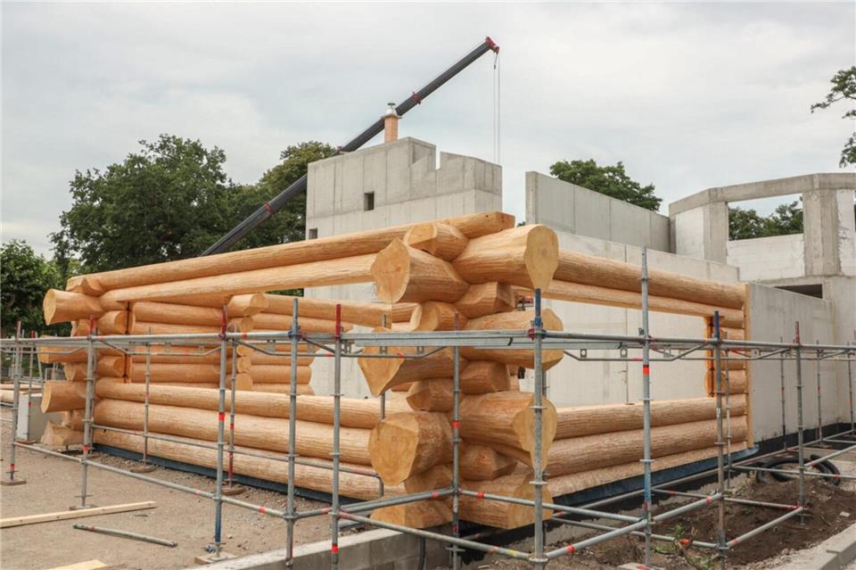 Das künftige Blockhaus des Timberjacks-Restaurants aus massiven Holzstämmen nimmt auf dem ehemaligen Brauhaus-Gelände immer mehr Form an.