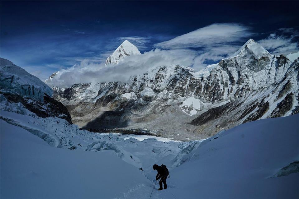 Das kurze Zeitfenster für den Gipfelsturm zum Mount Everest öffnet sich bald, doch der Weg vom Basislager ist noch versperrt. (Archivbild)Pasang Rinzee Sherpa/AP/dpa