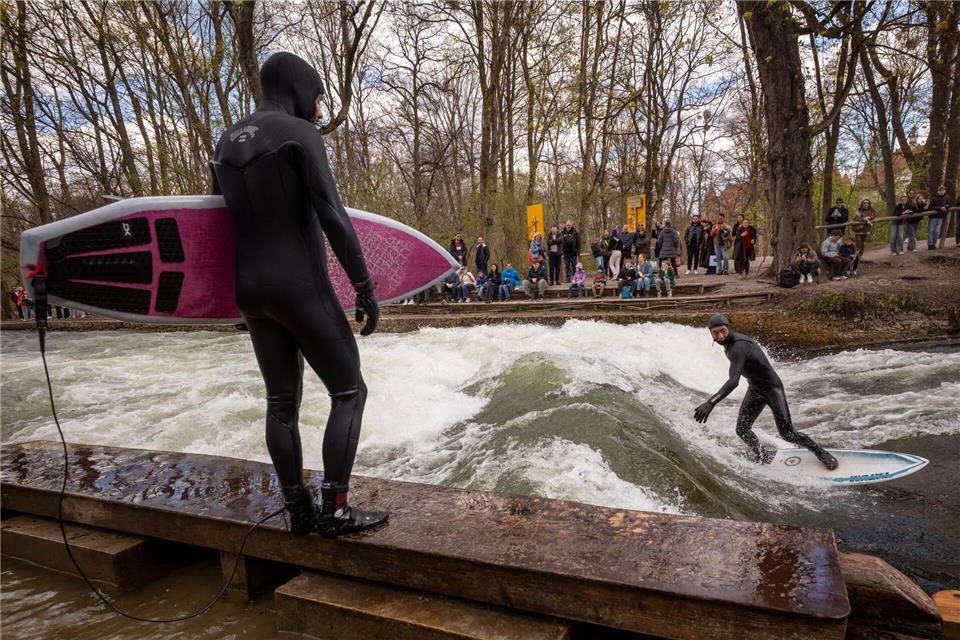 Das kurze österliche Intermezzo an der Welle lockte viele Schaulustige. (Archivfoto)Peter Kneffel/dpa