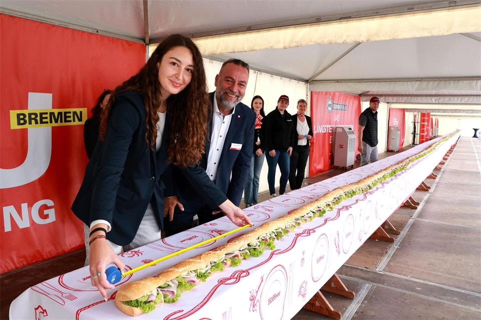 Das längste Fischbrötchen der Welt misst genau 51,87 Meter.Christian Butt/dpa