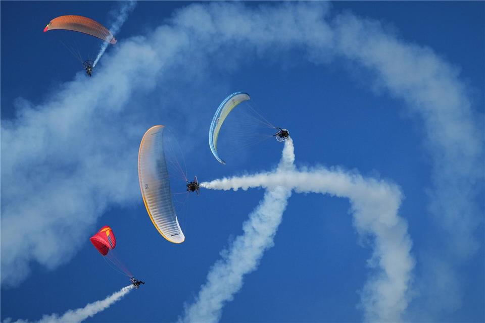 Das lettische „Storm Riders Paramotors“-Team tritt im Rahmen der Baltic International Airshow 2026 auf dem Flugplatz Spilve in der Nähe der lettischen Hauptstadt Riga auf.Sergei Grits/AP/dpa