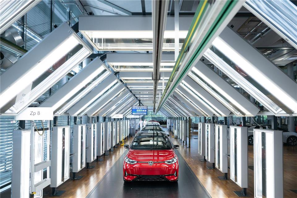 Das letzte Auto aus Dresden ist ein roter ID.3. (Archivbild)Sebastian Kahnert/dpa