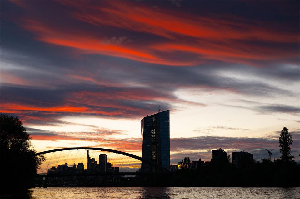 Das letzte Licht des Tages lässt die Wolken über der Europäischen Zentralbank (EZB) in Frankfurt rot leuchten.Boris Roessler/dpa