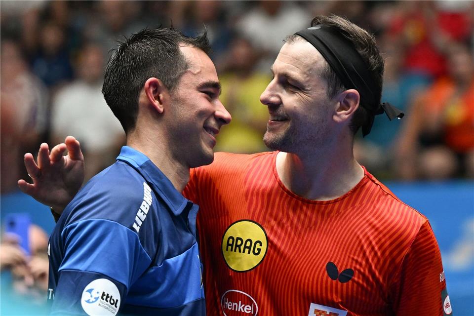 Das letzte Match der Karriere: Timo Boll gratuliert dem Brasilianer Hugo Calderano.Arne Dedert/dpa