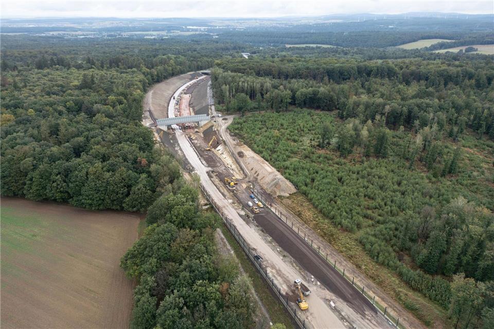 Das letzte Teilstück der Autobahn 49 wird doch später als erwartet fertig. (Archivbild)Boris Roessler/dpa