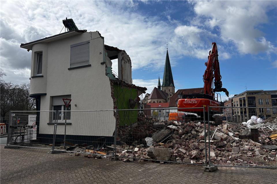 Das letzte verbliebene Gebäude auf der Fläche wird derzeit abgerissen.