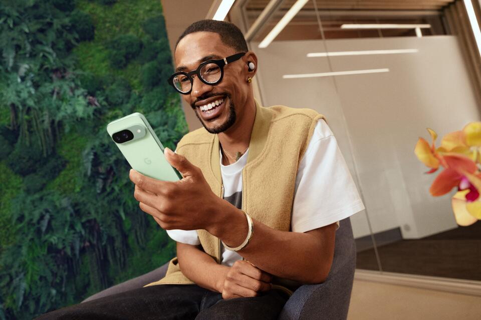 Das macht Freude: Google versorgt auch das Einstiegs-Smartphone Pixel 9 (Bild) mit der KI-Power des Tensor-G4-Prozessors und den neuesten KI-Funktionen.Google/dpa-tmn