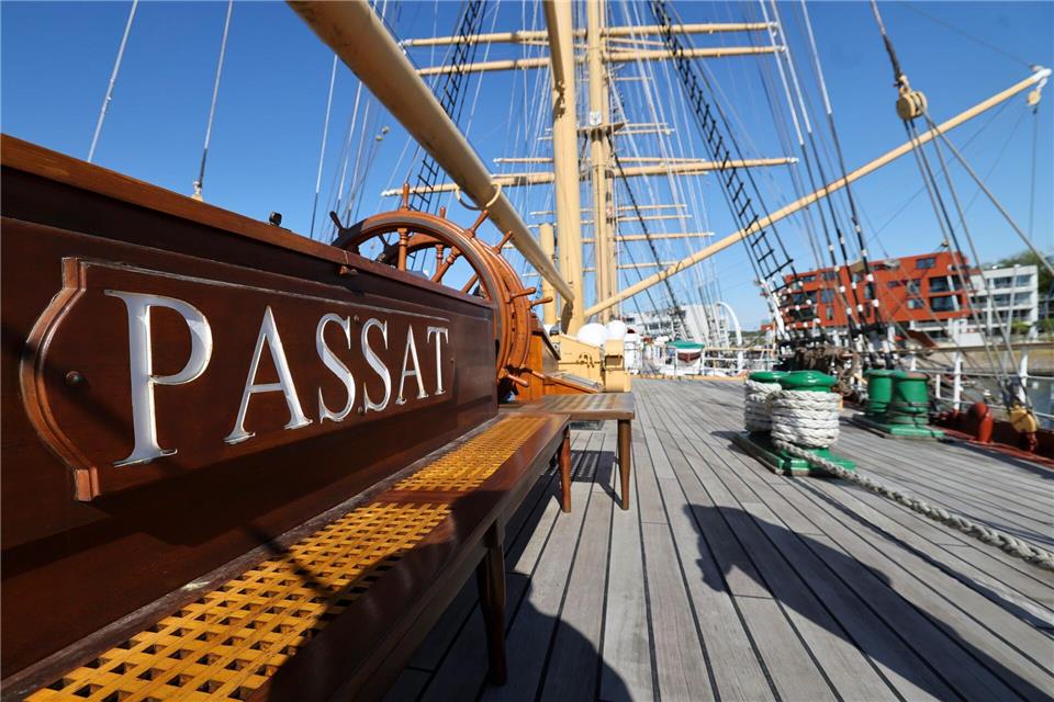 Das mehr als 100 Jahre alte Schiff muss in die Werft.Christian Charisius/dpa