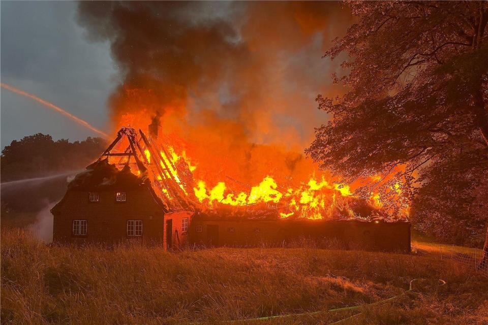 Das mehr als 250 Jahre alte Reetdachhaus brannte bis auf die Grundmauern ab.--/Kreisfeuerwehrverband Rendsburg-Eckernförde/dpa