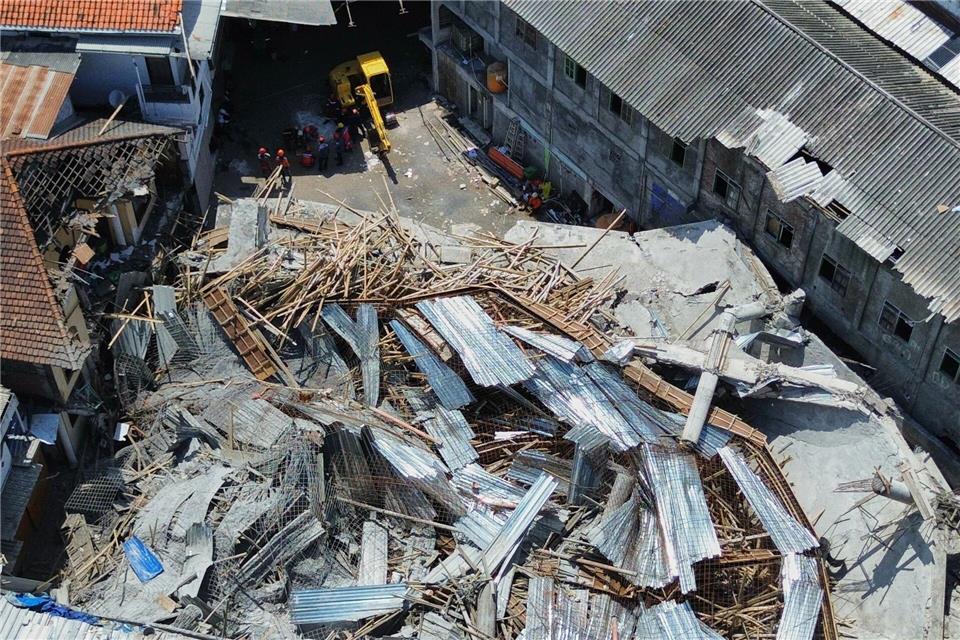 Das mehrstöckige Gebäude wurde bei dem Unglück völlig zerstört.Trisnadi/AP/dpa