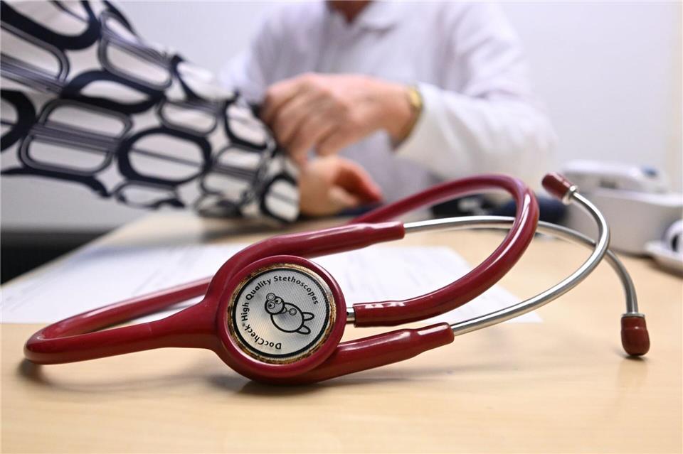 Das meiste Geld geben Krankenversicherungen in Sachsen-Anhalt für Medikamente, Zahnersatz oder orthopädische Hilfsmittel aus. (Symbolbild)Bernd Weißbrod/dpa