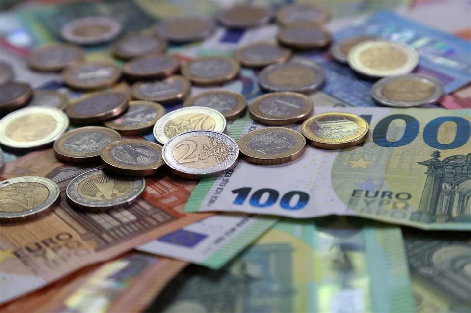 Das meiste Geld investiert der durchschnittliche hessische Haushalt in Wertpapiere und digitale Vermögenswerte. (Symbolbild)Karl-Josef Hildenbrand/dpa