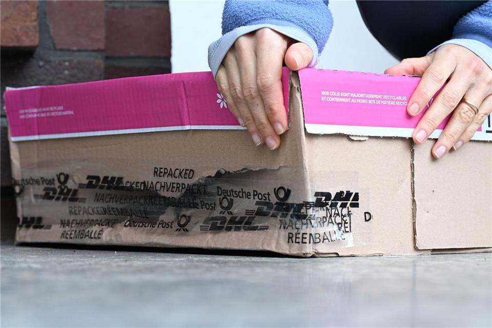 Das mit Klebeband notdürftig geflickte Paket ist endlich da, der Inhalt kaputt: Eine beispielhafte Szene aus Deutschland im November 2025.Wolf von Dewitz/dpa