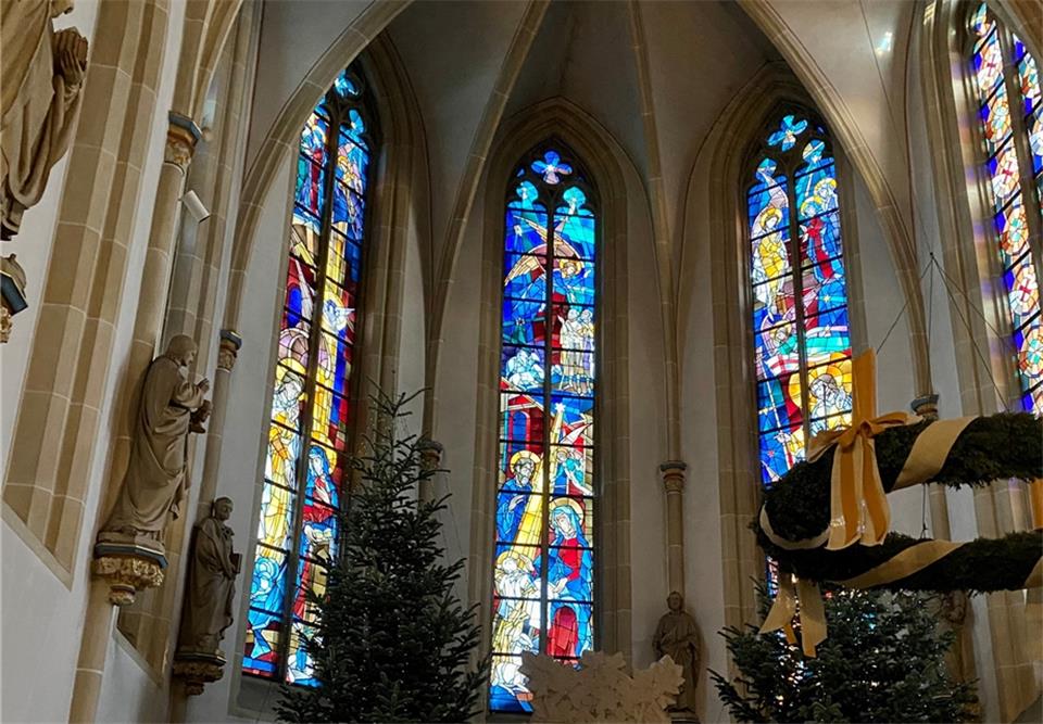 Das mittlere Fenster zeigt Christi Geburt (Detailfoto unten links). 