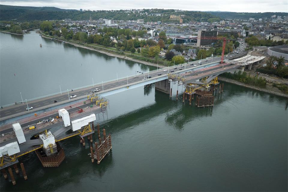 Das mittlere Segment der Pfaffendorfer Brücke fehlt noch.Thomas Frey/dpa