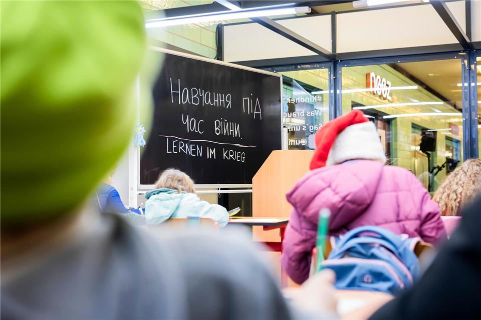 Das mobile Klassenzimmer soll auf den Alltag ukrainischer Kinder im Krieg aufmerksam machen.Christoph Soeder/dpa