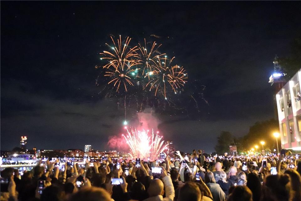 Das musiksynchrone Höhenfeuerwerk lockte bei sternenklarem Himmel tausende Zuschauer an den Fluss. Sascha Thelen/dpa