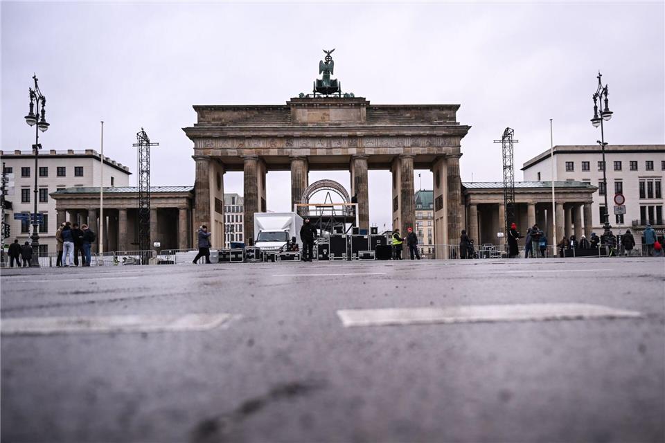 Das nasskalte Wetter könnte den Einsatzkräften helfen.Britta Pedersen/dpa