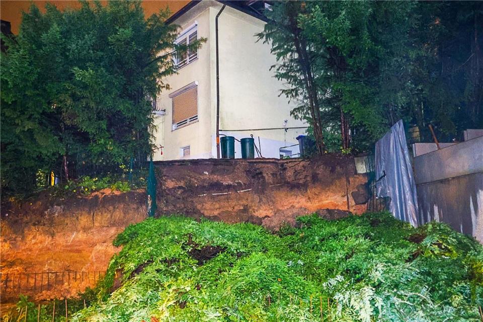 Pegelstände sinken nach viel Regen - Erdrutsch in Remscheid Das neben der Baugrube liegende Mehrfamilienhaus befand sich dadurch nur noch einen Meter von der Baugrubenkante entfernt und musste evakuiert werden. Tim Oelbermann/dpa