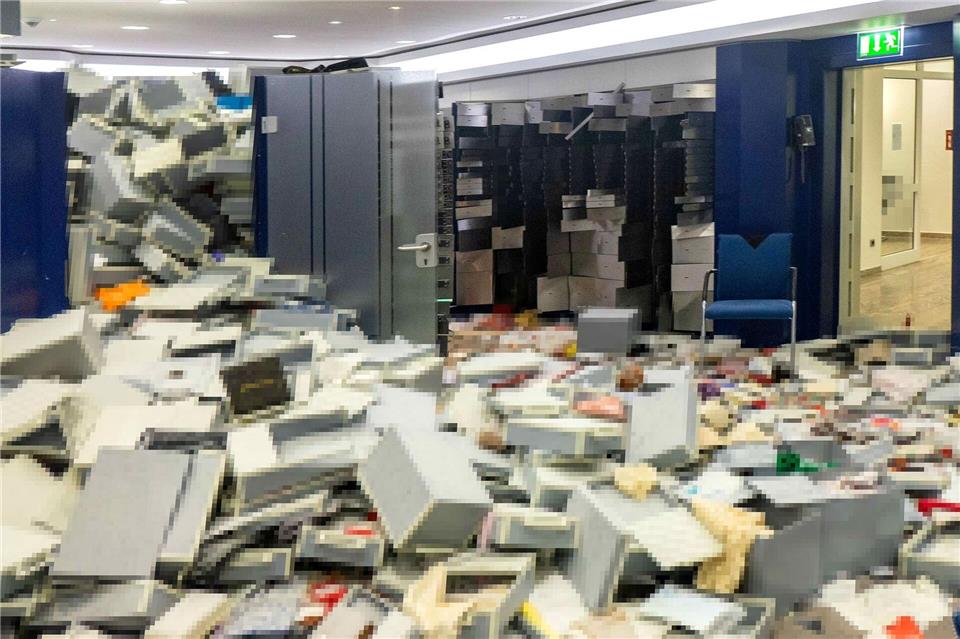 Das neu veröffentlichte Foto der Polizei zeigt geöffnete Schließfächer, leere Boxen und Unterlagen im Tresorraum der Sparkasse-/Polizei Gelsenkirchen/dpa