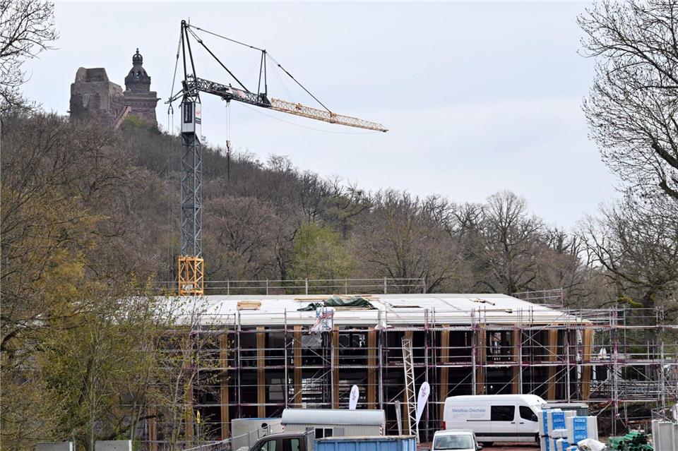 Das neue Besucherzentrum des Kyffhäuser-Denkmals nimmt Gestalt an.Martin Schutt/dpa