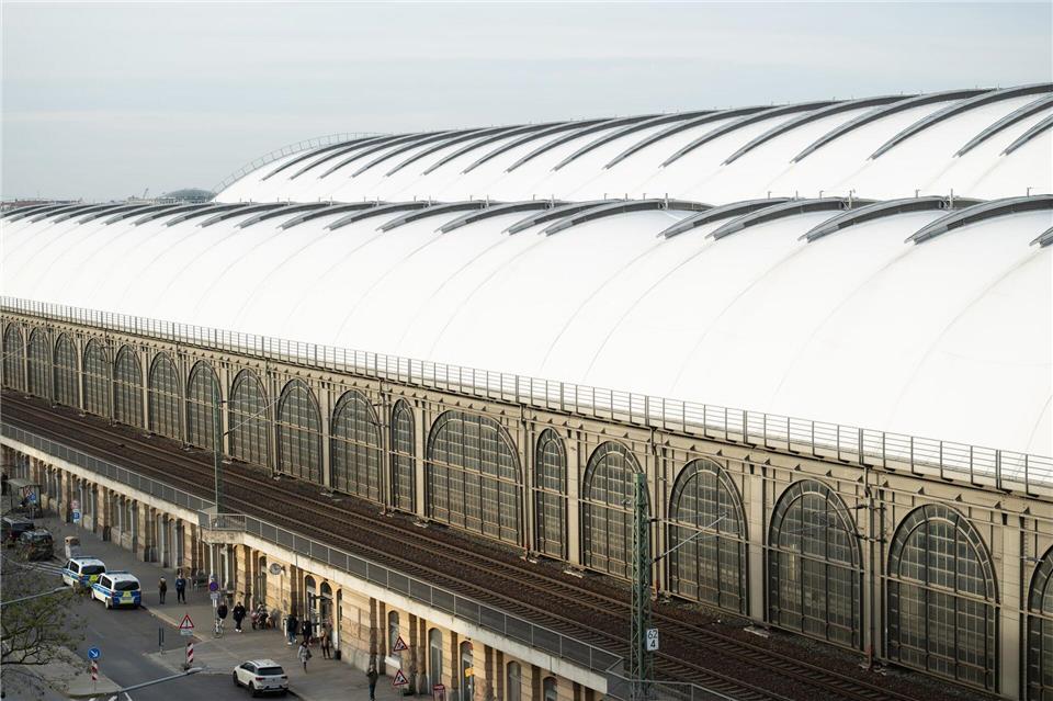 Das neue Dach soll nach Bahnangaben besser vor Schnee und Eis geschützt sein.Sebastian Kahnert/dpa