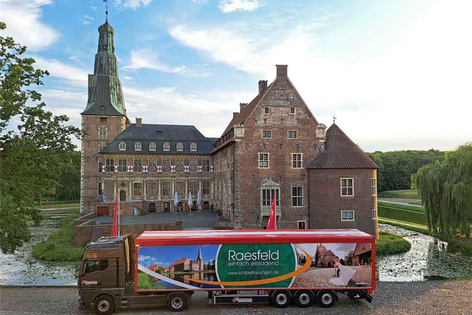 Das neue Design mit dem Foto der Schlossvermählten des Jahres 2016 soll Verlobte nach Raesfeld locken. 