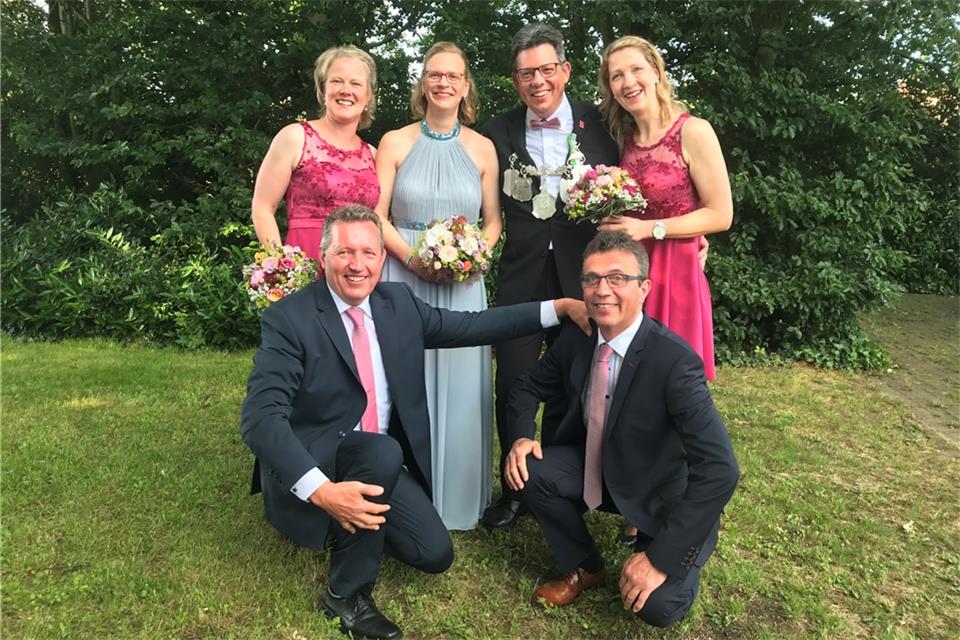 Das neue Erler Königspaar Birgit Kuhmann und Ewald Grotendorst (Mitte) mit ihren Ehrenpaaren Ulla Pass und Stefan Rentmeister (links) sowie Birgit Ossing und Johannes Pels (rechts).
