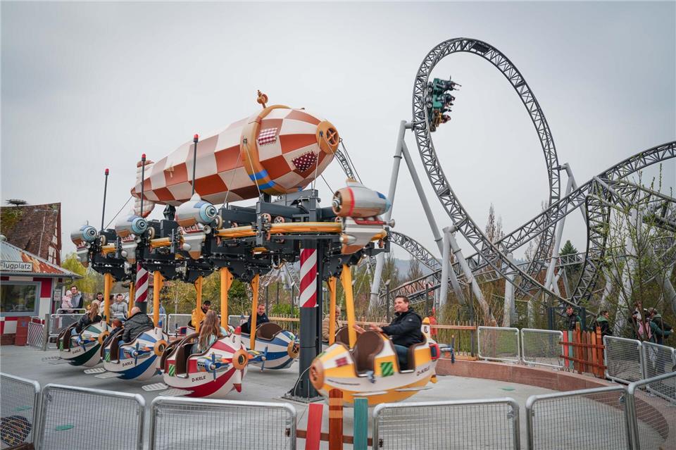 Das neue Fahrgeschäft Luftikus in Tripsdrill ist eher von der entspannteren Sorte - wer es rasanter mag, steigt danach einfach in die große Achterbahn daneben.Erlebnispark Tripsdrill/dpa-tmn