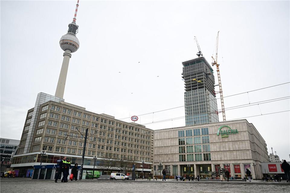 Das neue Hochhaus am Alexanderplatz verändert die Silhouette in Berlin-Mitte. Sebastian Gollnow/dpa
