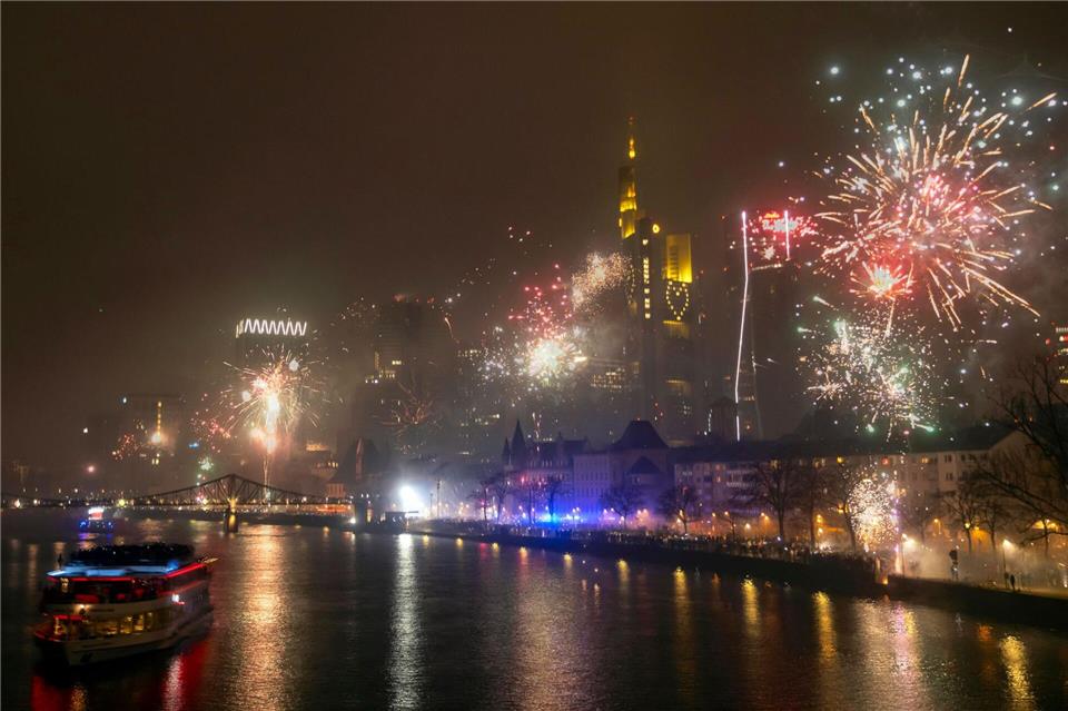 Das neue Jahr wurde in Frankfurt aus Sicht der Polizei friedlich begrüßt. Helmut Fricke/dpa