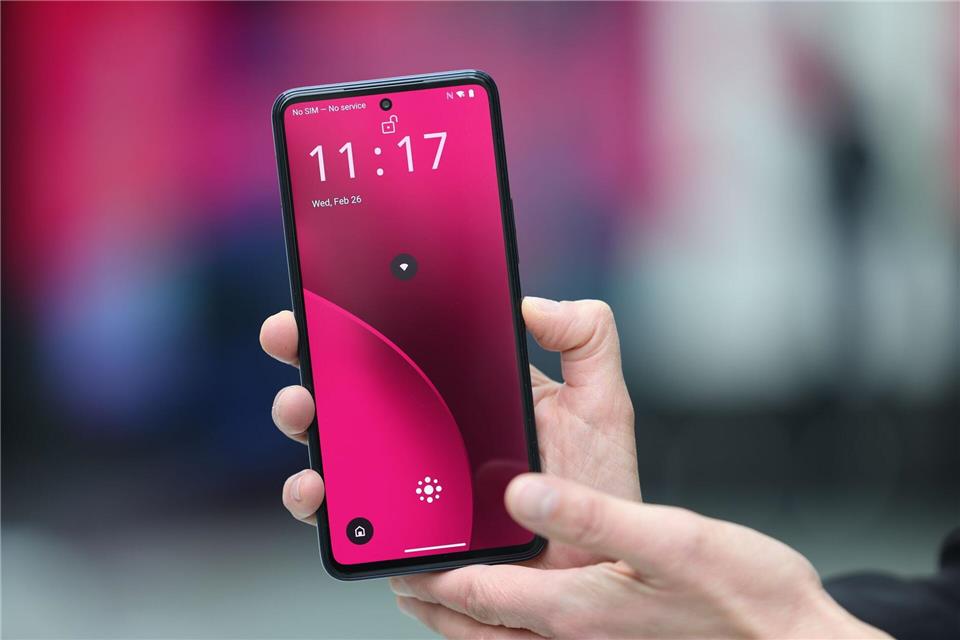 Das neue KI-Phone der Telekom als Prototyp - in einigen Monaten soll es zu kaufen sein.Oliver Berg/dpa