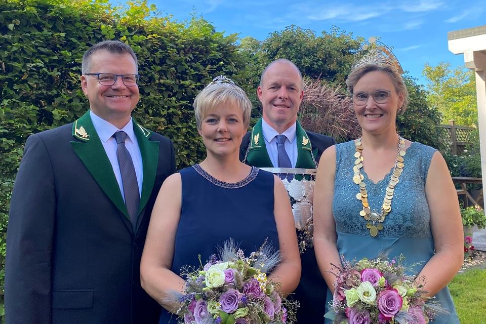 Das neue Königspaar Frank Wesseling und Sandra Kemper (r.) mit dem Ehrenpaar Gregor Kemper (l.) und Sonja Wesseling.