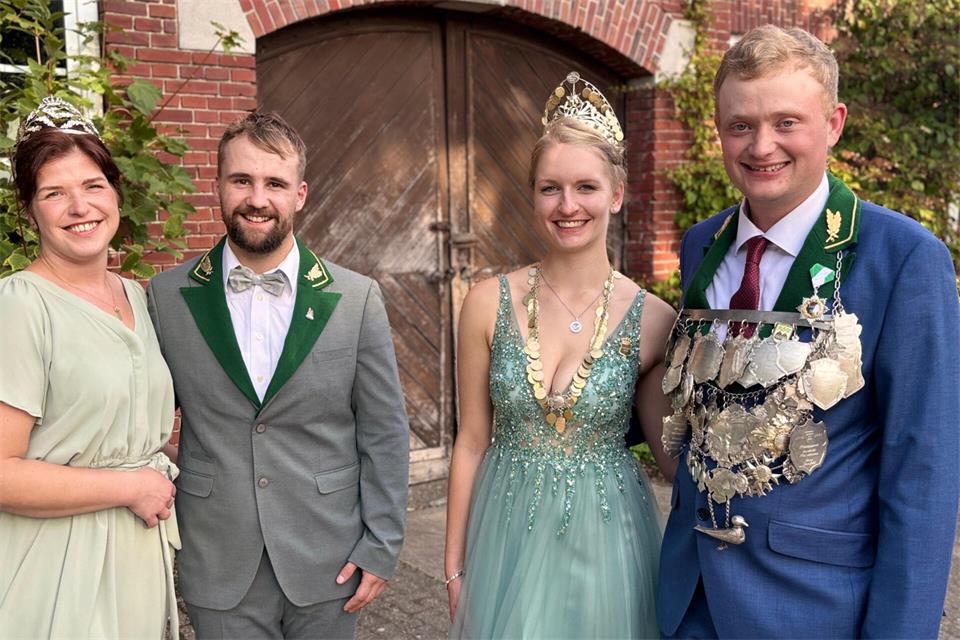 Das neue Königspaar Timo Logermann und Lena Inhestern mit dem Ehrenpaar Janine Niedziela und Marcel Korte freuen sich auf das Fest.