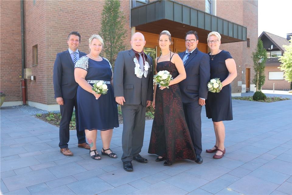 Das neue Königspaar mit dem Throngefolge (von links): Marius Drysch, Verena Lehnert, Frank Schäfer (König), Melanie Krebs (Königin), Daniel Lehnert und Katrin Schäfer.