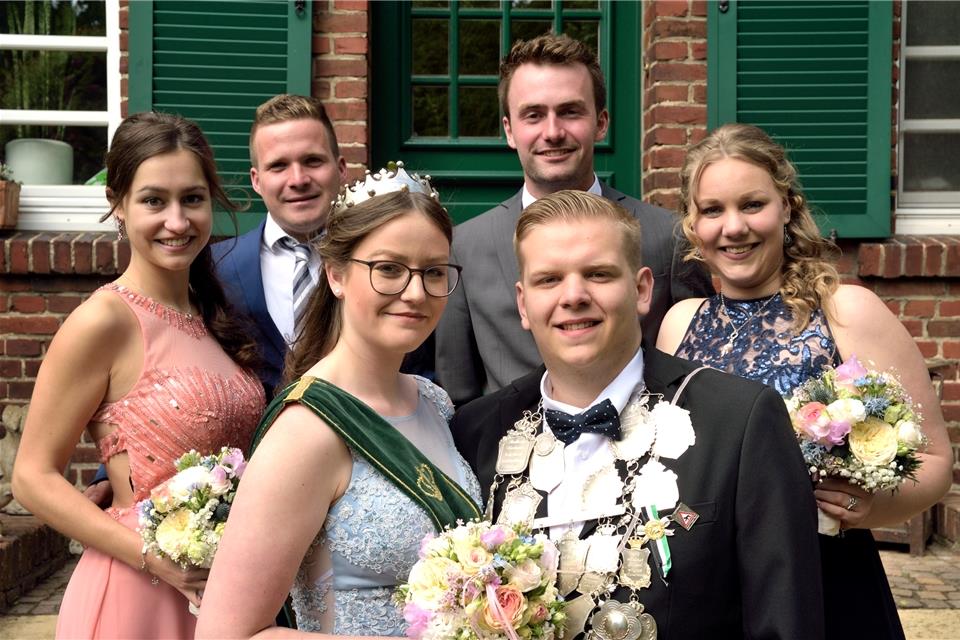 Das neue Königspaar mit seinem Throngefolge: Angelo Benning und Kaja Schlattmann (vorne). Dahinter stehen (von links) Stefanie Henzold, Simon Lehrig, Felix Busskamp und Miriam Wüst.