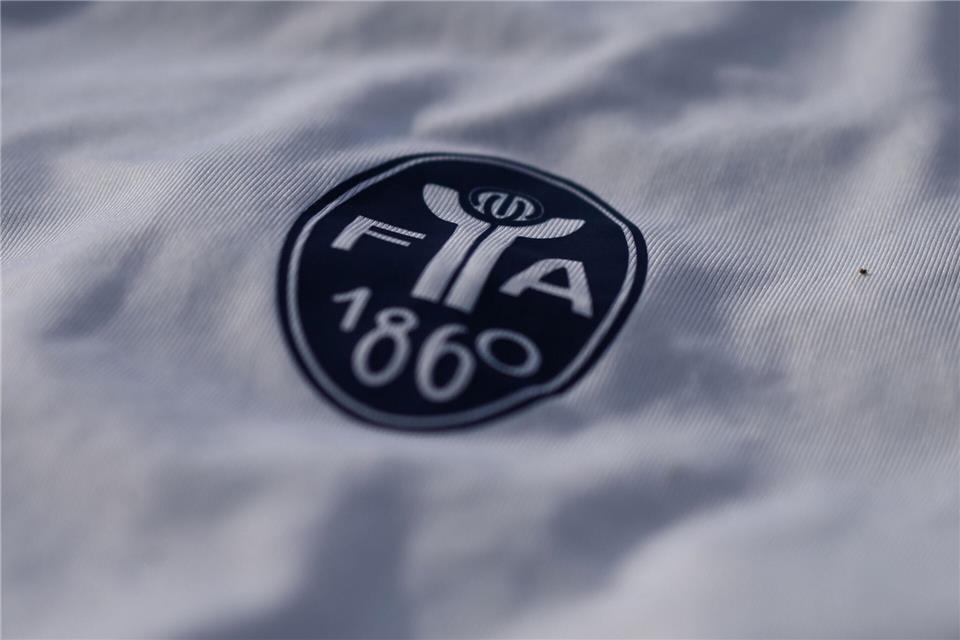 Das neue Logo ohne Löwe: Mit diesem Wappen geht 1860 München in die Regionalliga-Saison. (Archivbild)Florian Diettrich/dpa