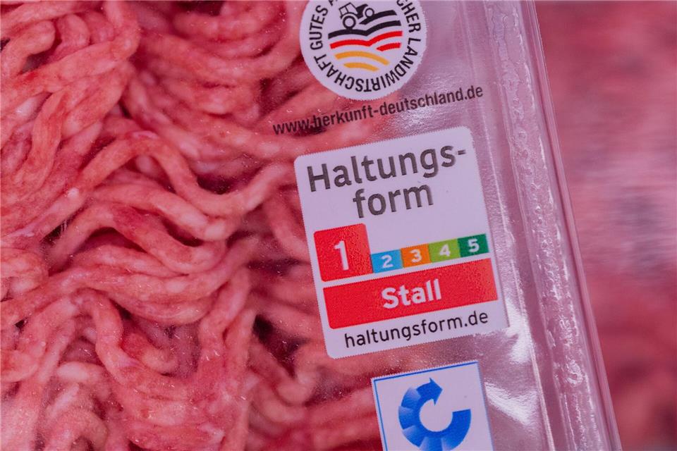 Das neue Logo soll im Supermarkt zeigen, wie die Tiere gehalten wurden. (Symbolbild)Rolf Vennenbernd/dpa