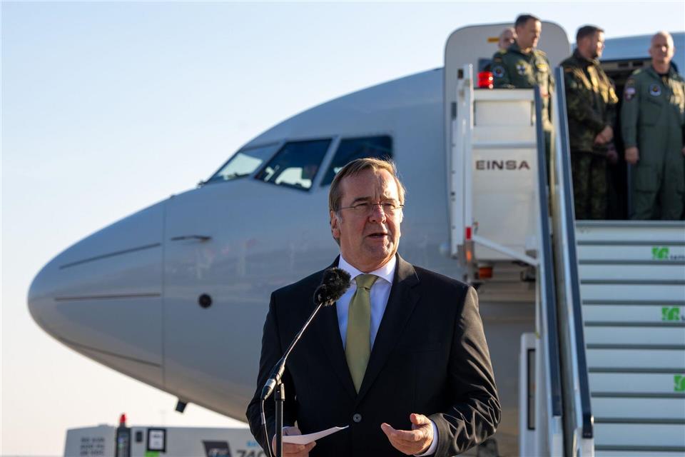 Das neue Marine-Aufklärungsflugzeug Boeing P8-A Poseidon landete nach einer Überführung aus den USA in Berlin und wurde von Verteidigungsminister Pistorius begrüßt.Soeren Stache/dpa