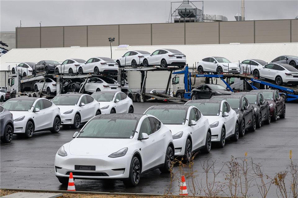 Mehr E-Autos in Deutschland verkauft - Tesla-Absatz im Minus Das neue Model Y wird auch am europaweit einzigen Werk in Grünheide bei Berlin gebaut. (Archivbild)Patrick Pleul/dpa