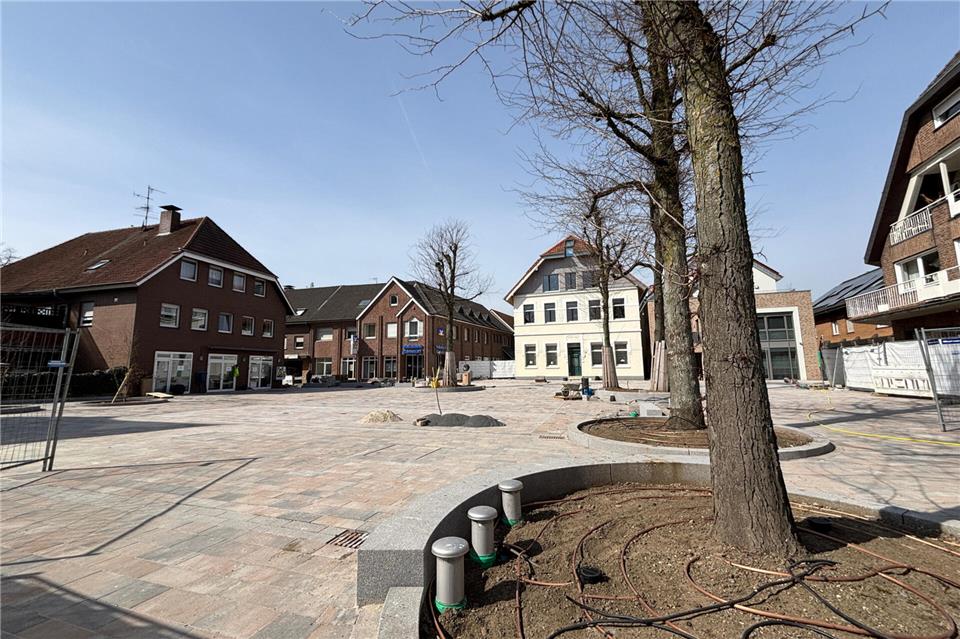 Das neue Pflaster ist größtenteils gelegt, Bänke verbaut und das Fontänenfeld hat seinen ersten Einsatz bestanden - der erste Bauschnitt der Ortskernsanierung steht kurz vor seinem Ende.