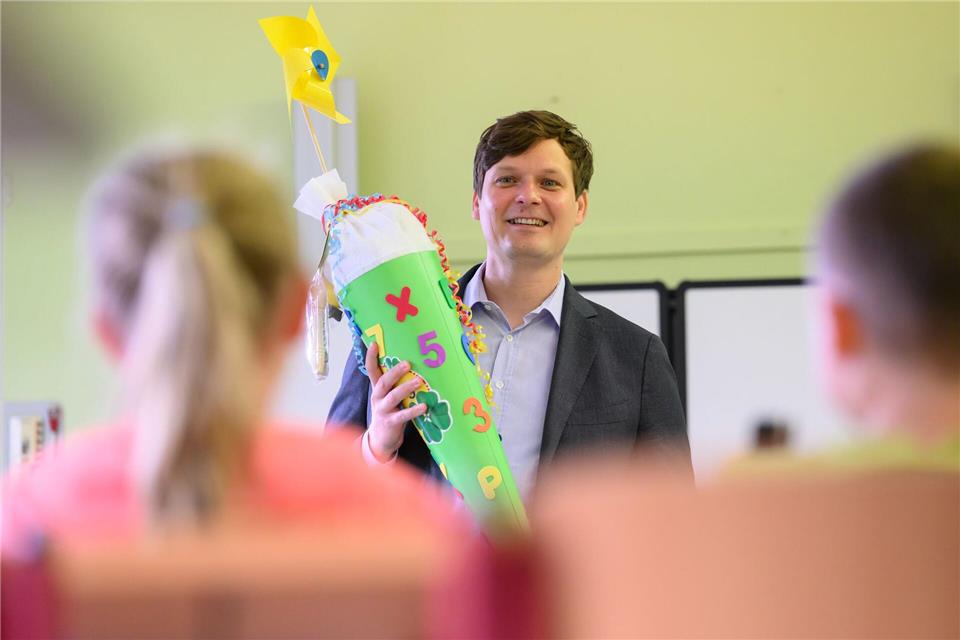 Das neue Schuljahr hat begonnen. Kultusminister Conrad Clemens (CDU) besuchte am Montag eine Grundschule in der Oberlausitz. Robert Michael/dpa