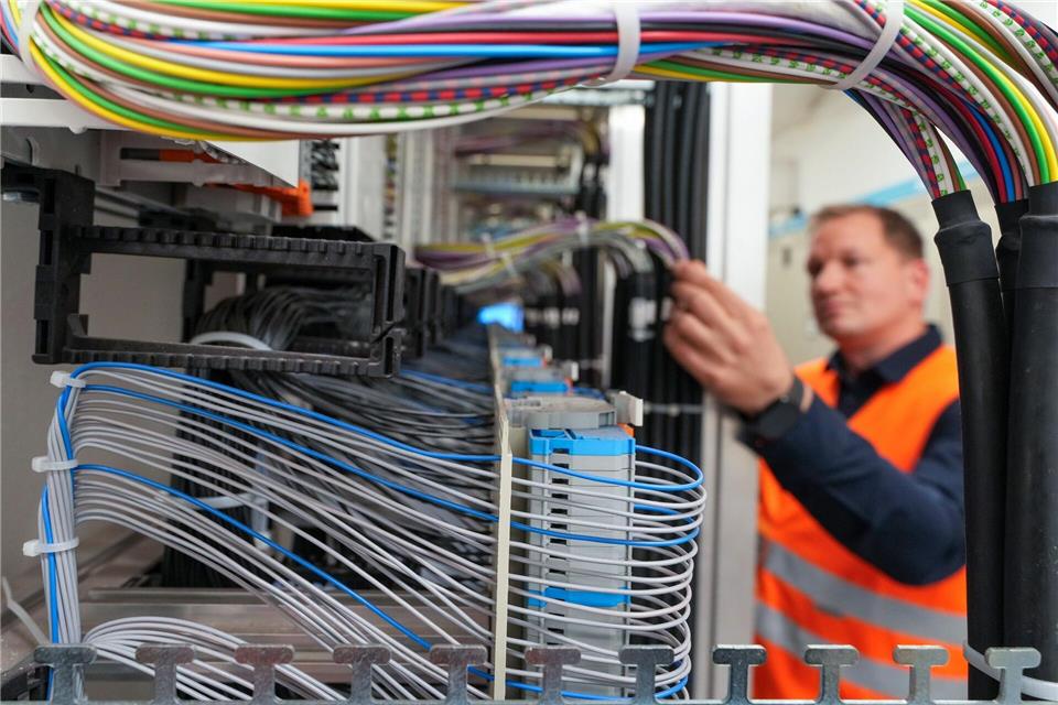 Das neue Stellwerk braucht deutlich weniger Raum als das alte.Soeren Stache/dpa