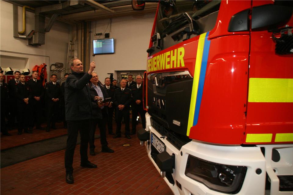 Schlüsselübergabe für neues Tanklöschfahrzeug Das neue Tanklöschfahrzeug wurde eingesegnet.