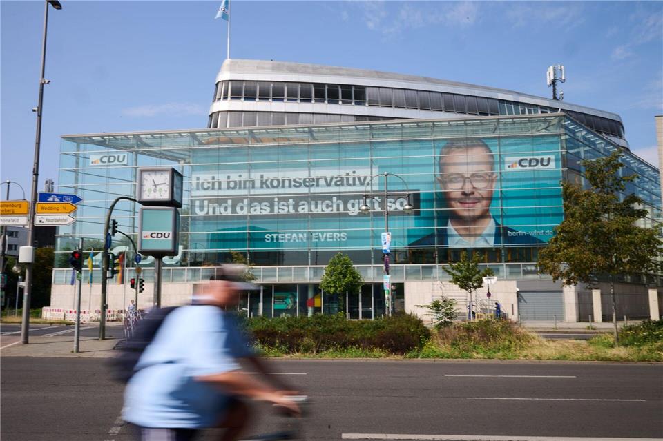 Das neue Wahlplakat von CDU-Spitzenkandidat Stefan Evers fordert die SPD heraus. Annette Riedl/dpa